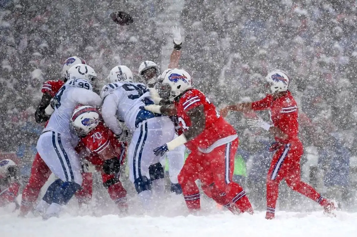 فوتبال آمریکایی در آب و هوایی عجیب/تصاویر