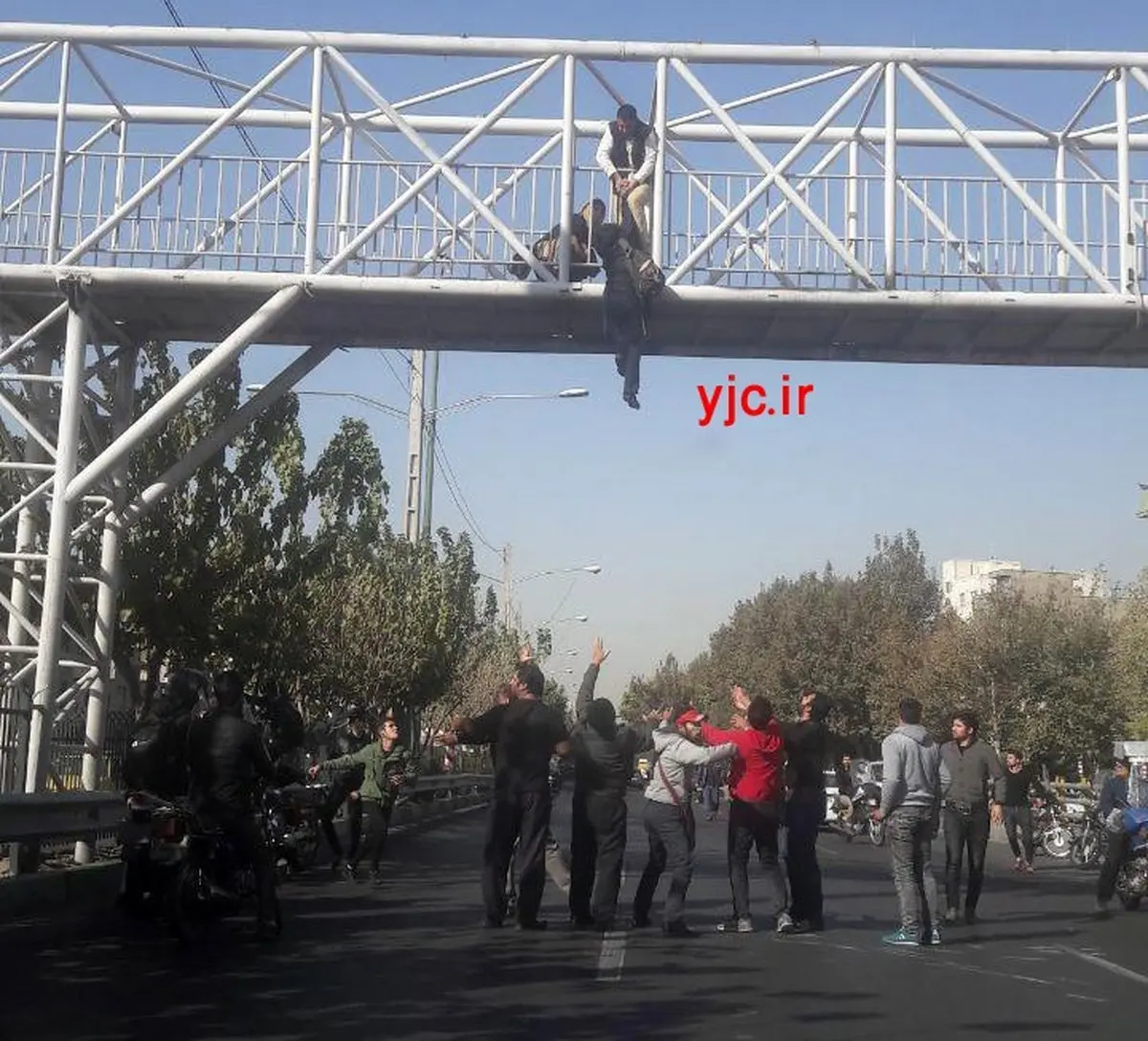 تصویری از خودکشی نافرجام دختر جوان در تهران