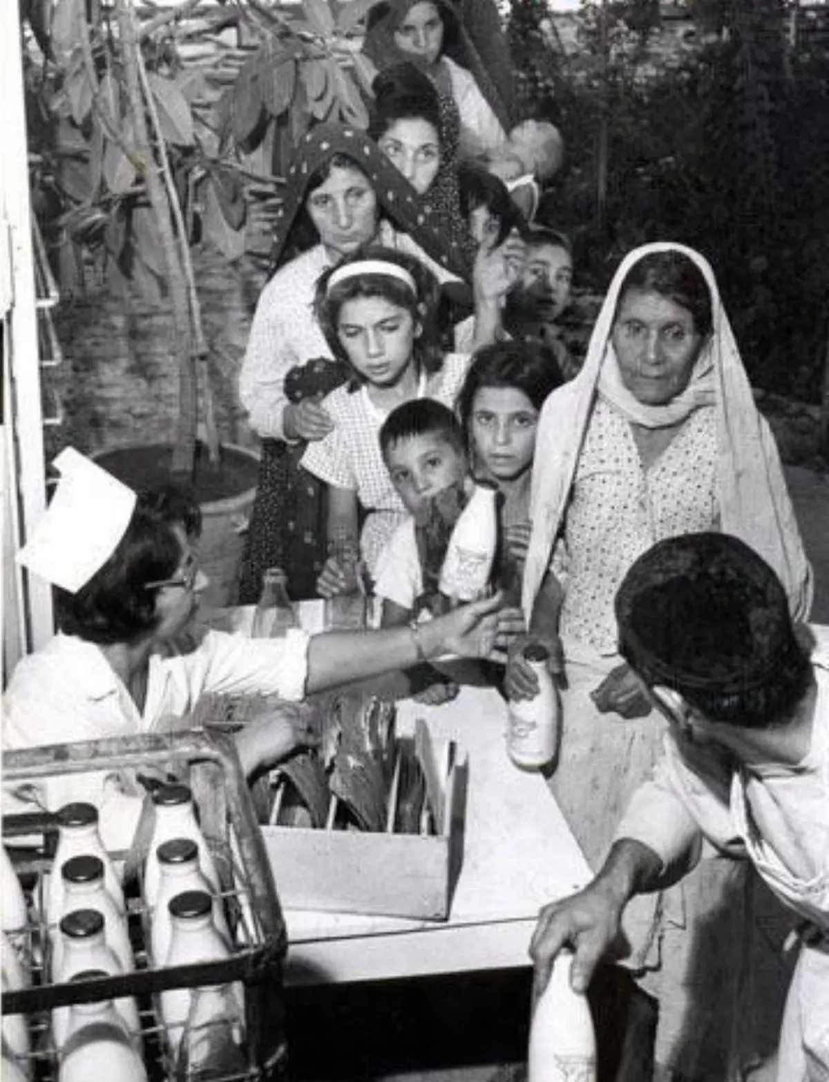 توزیع شیر رایگان به خانواده ها ی کم بضاعت 1343/عکس