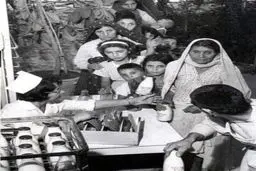 توزیع شیر رایگان به خانواده ها ی کم بضاعت 1343/عکس