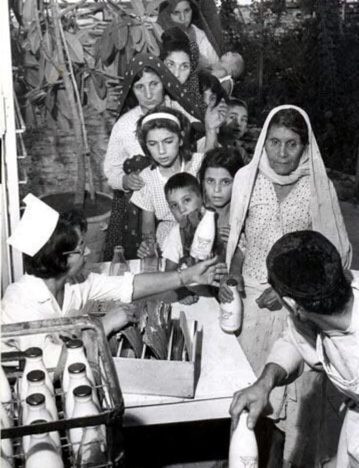 توزیع شیر رایگان به خانواده ها ی کم بضاعت 1343/عکس