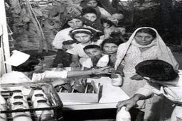 توزیع شیر رایگان به خانواده ها ی کم بضاعت 1343/عکس
