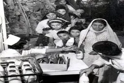 توزیع شیر رایگان به خانواده ها ی کم بضاعت 1343/عکس