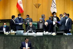 فاصله گذاری عجیب در جلسه علنی مجلس! + عکس