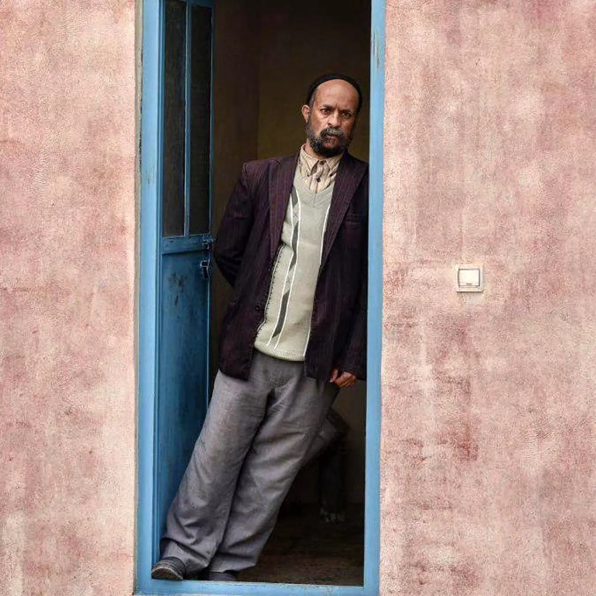 گریم متفاوت بازیگر "پایتخت" در فیلم جدیدش/عکس