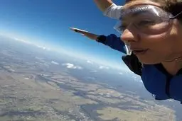 آناهیتا همتی درحال چتربازی در استرالیا! عکس