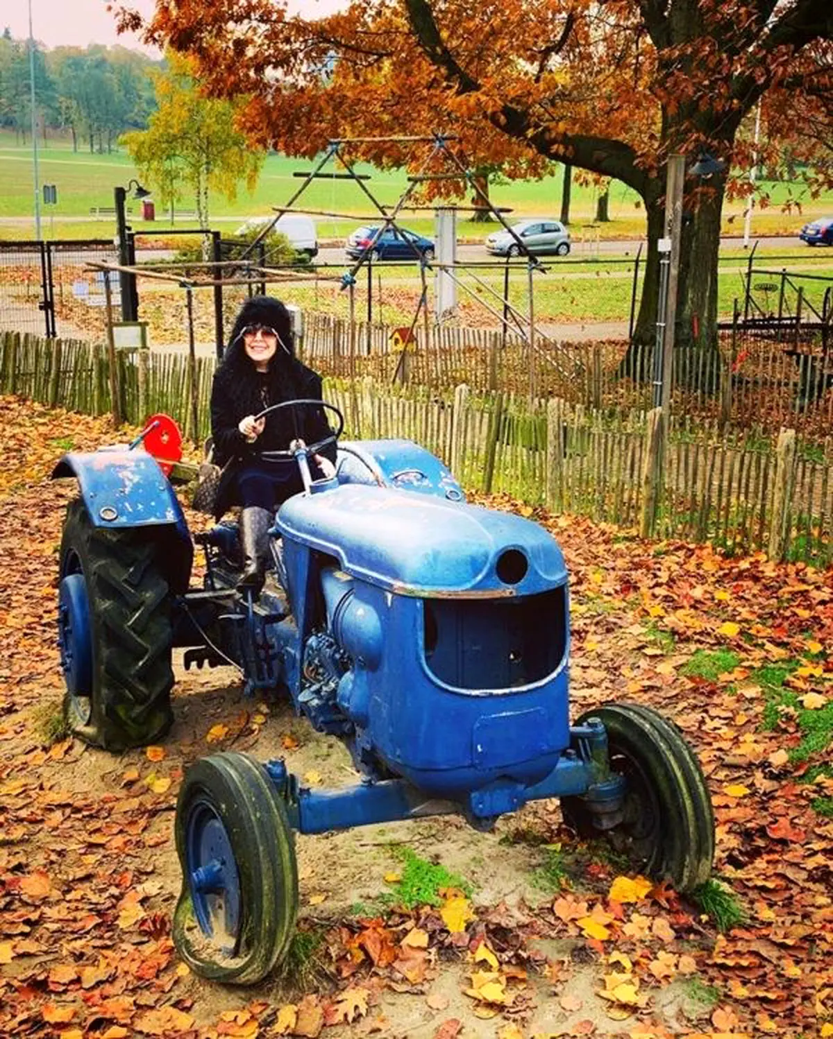 عکس / بازیگر زن ایرانی این بار پشت فرمان تراکتور!