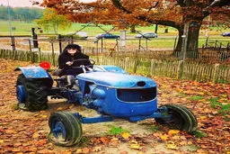 عکس / بازیگر زن ایرانی این بار پشت فرمان تراکتور!