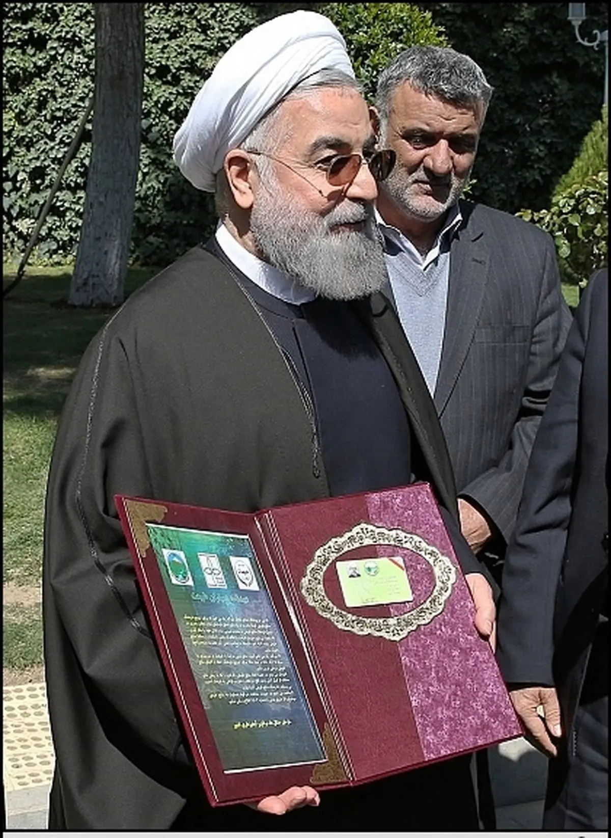 هدیه ابتکار به روحانی پس از درختکاری /عکس