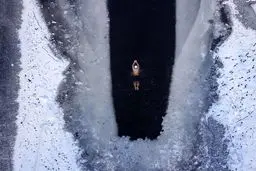 شنا در دریاچه یخ زده!/ عکس