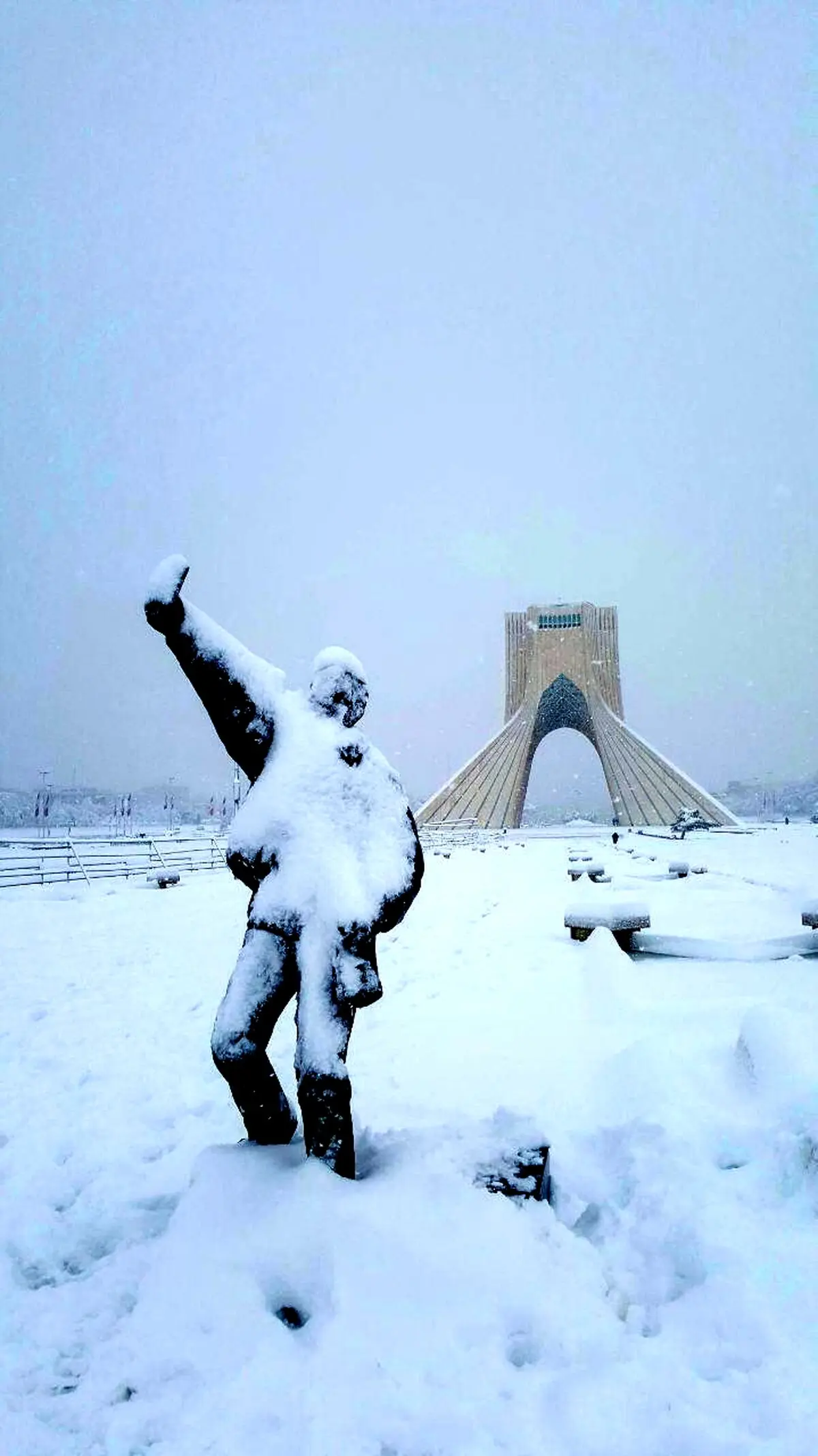 تصویری خلاقانه از میدان آزادی در روز برفی تهران