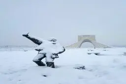 تصویری خلاقانه از میدان آزادی در روز برفی تهران