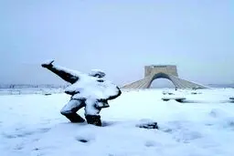 تصویری خلاقانه از میدان آزادی در روز برفی تهران