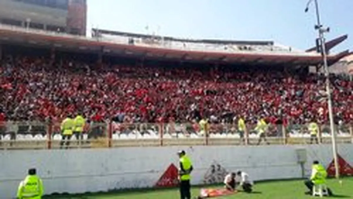 پرتاب نارنجک و درگیری هواداران با نیروهای امنیتی/ اوج هیجان در ورزشگاه