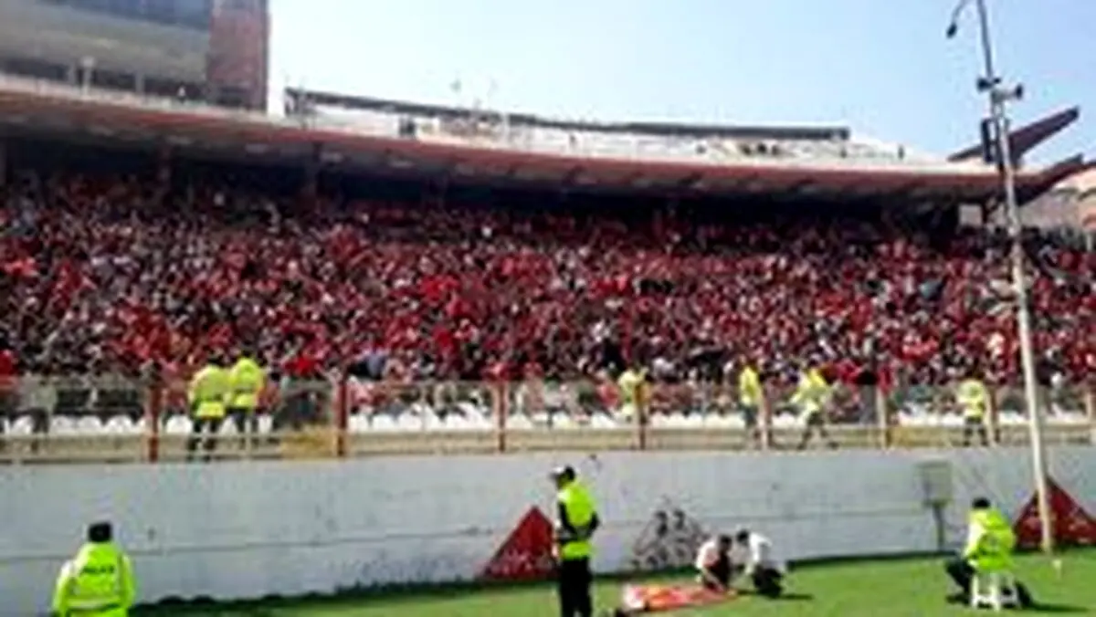 پرتاب نارنجک و درگیری هواداران با نیروهای امنیتی/ اوج هیجان در ورزشگاه