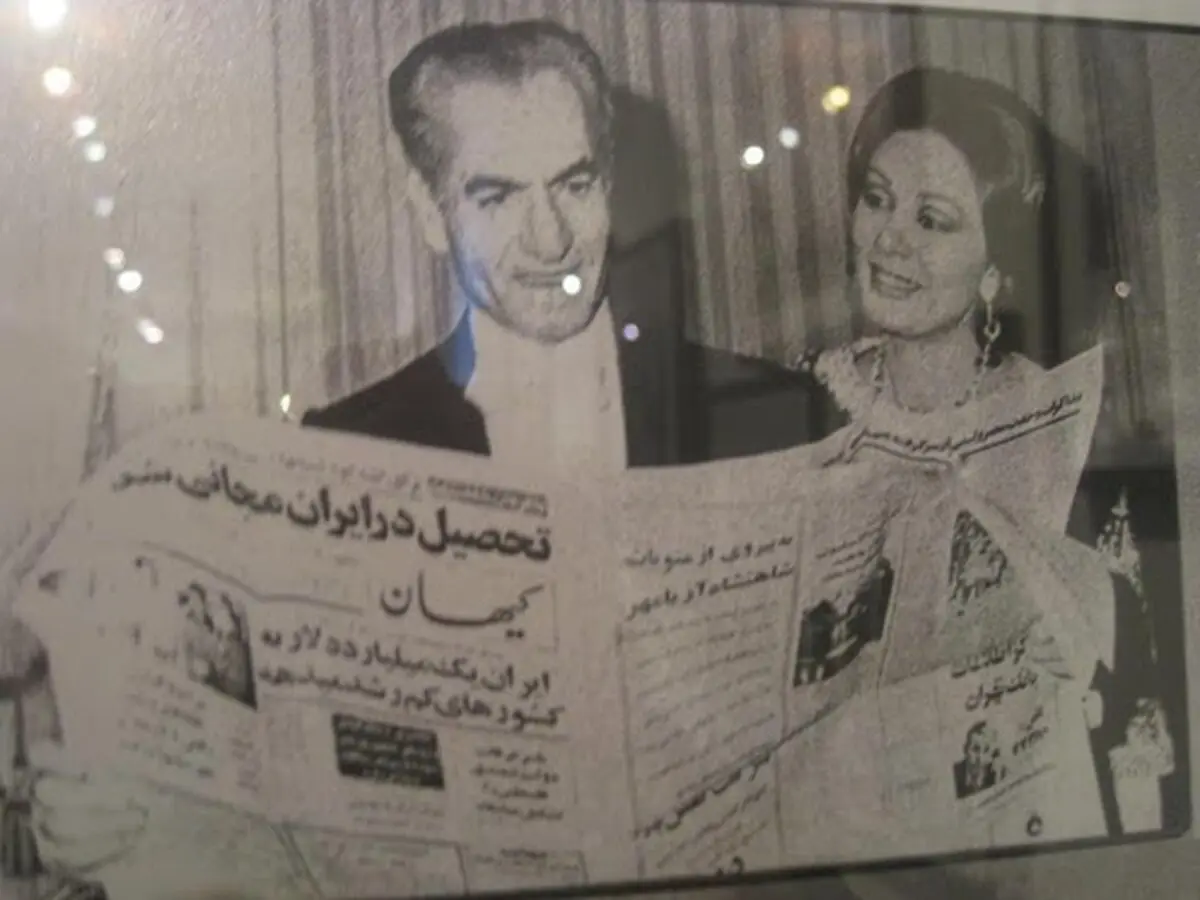 عکس/ شاه و فرح در حال خواندن کیهان