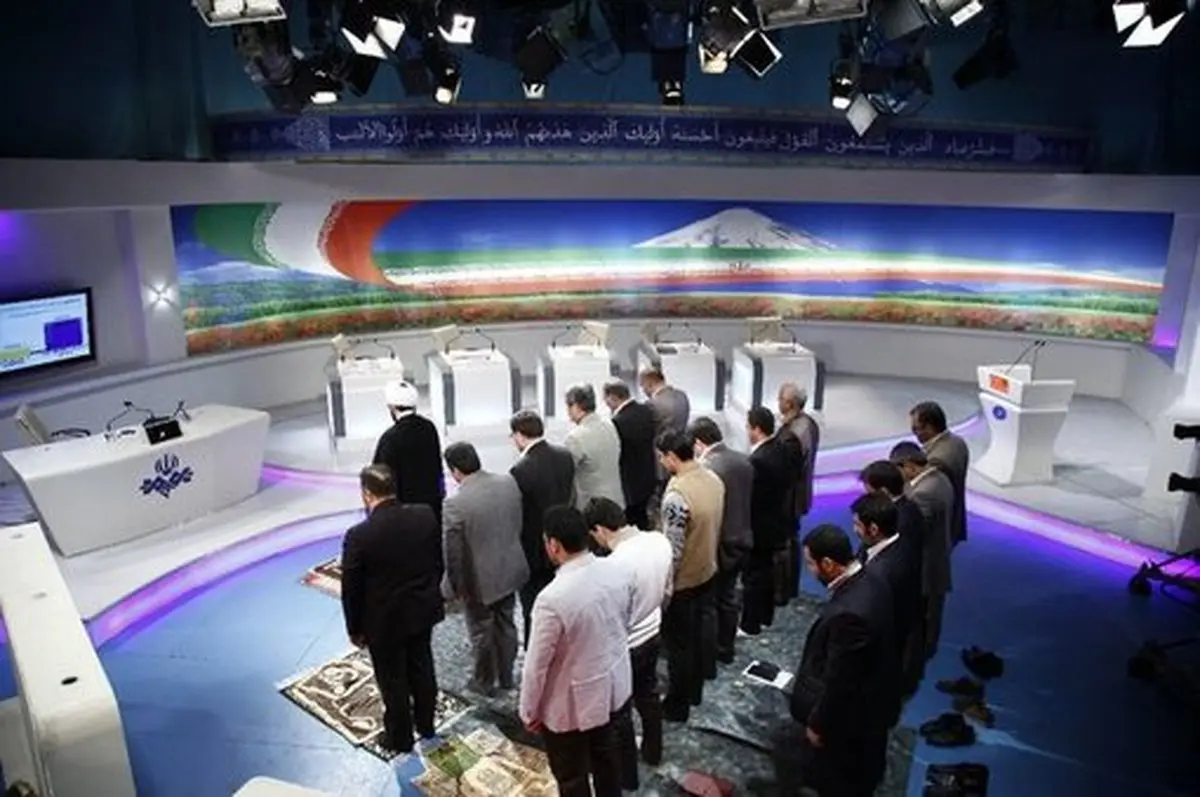 نماز جماعت در برنامه زنده تلویزیونی/ عکس