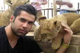 دروازه‌بان استقلال در آغوش شير/ عکس