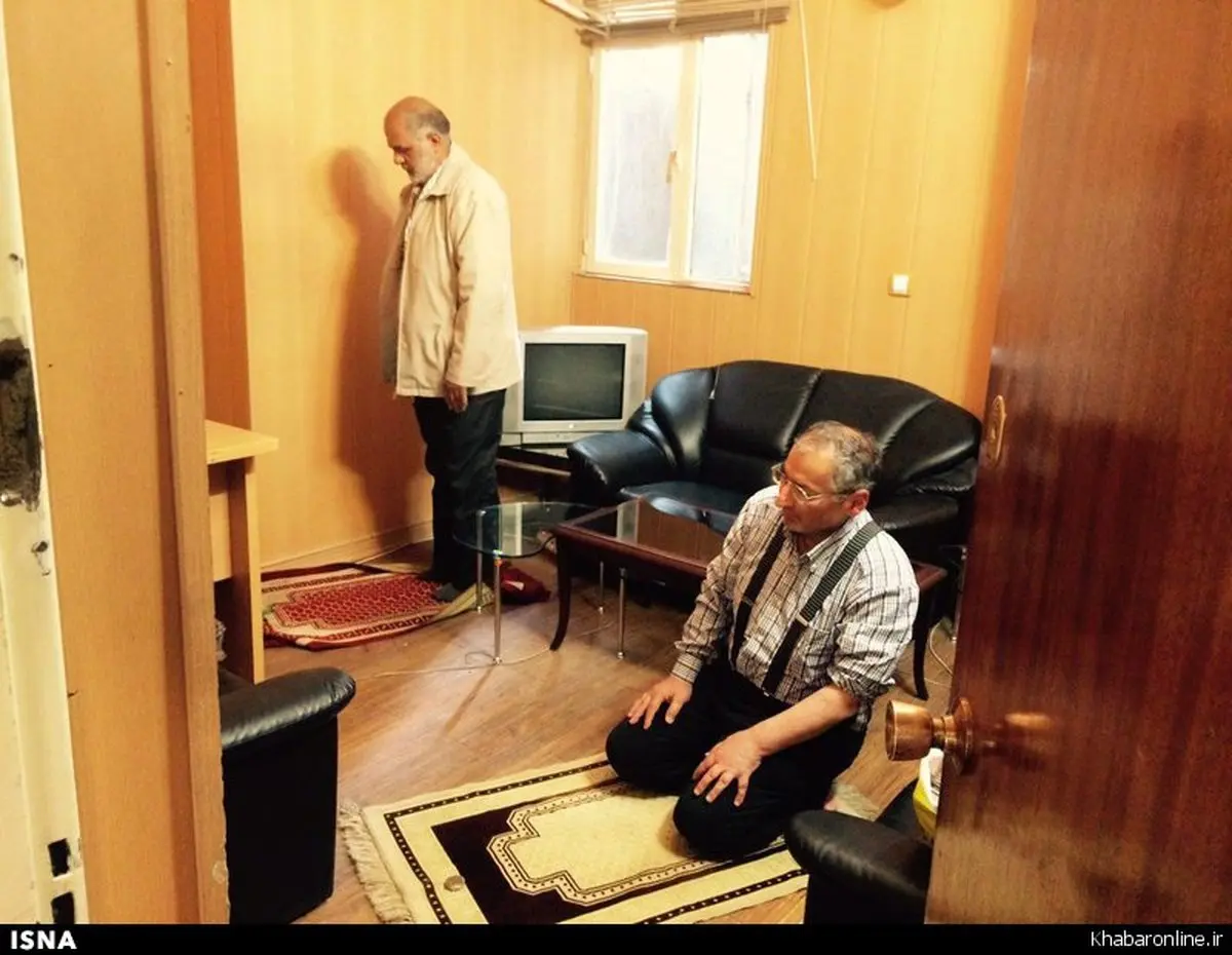 حسین الله کرم و زیباکلام در حال نماز خواندن در کنار یکدیگر /عکس