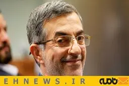 عکس لبخند مشایی برای عکاسان دادگاه