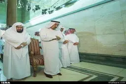 اقدام مفتضحانه ملک‌سلمان در کعبه + عکس