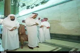 اقدام مفتضحانه ملک‌سلمان در کعبه + عکس