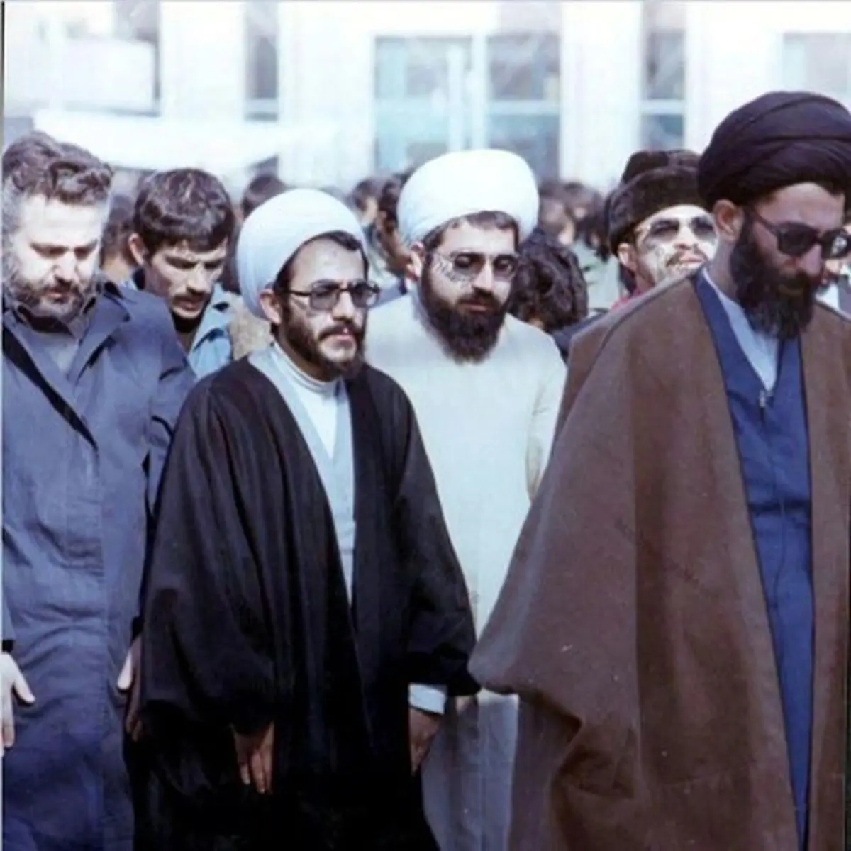 تصویری از رهبر انقلاب، ابراهیم یزدی و حسن روحانی