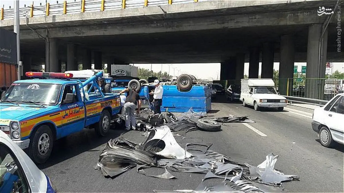 واژگونی نیسان در بزرگراه/ عکس