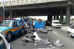 واژگونی نیسان در بزرگراه/ عکس