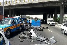 واژگونی نیسان در بزرگراه/ عکس