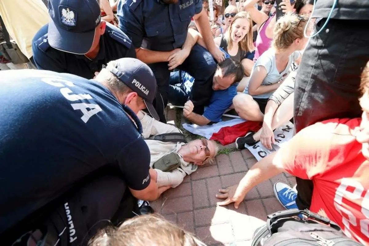 تصاویر | اعتراض هزاران مخالف دولت لهستان به اصلاحات جدید قضایی