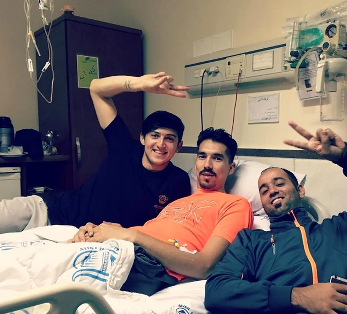 عیادت سردار آزمون از ستاره تیم ملی والیبال در بیمارستان/ عکس