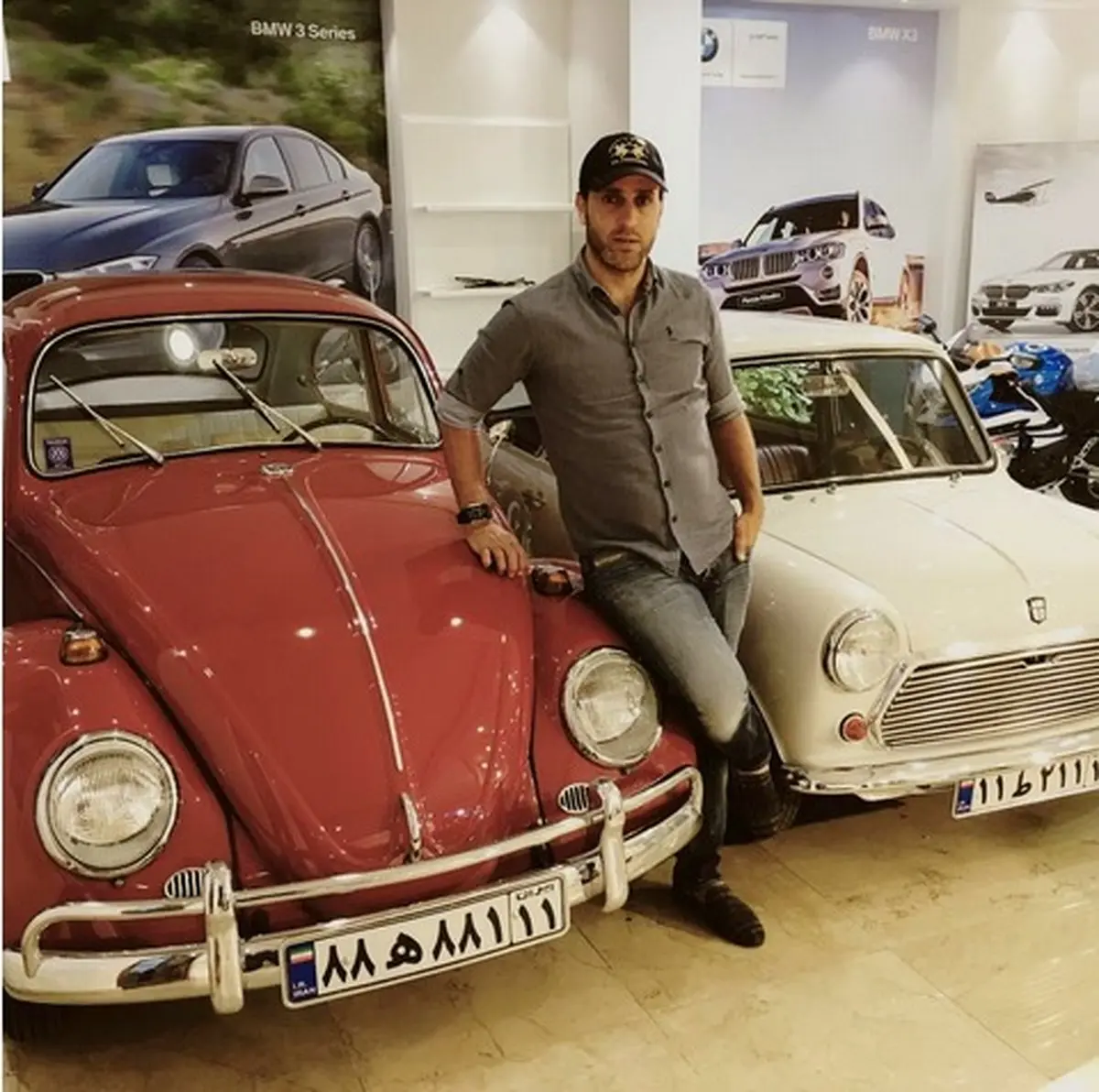 علی کریمی در کنار خودروهای کلاسیک/ عکس