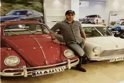 علی کریمی در کنار خودروهای کلاسیک/ عکس