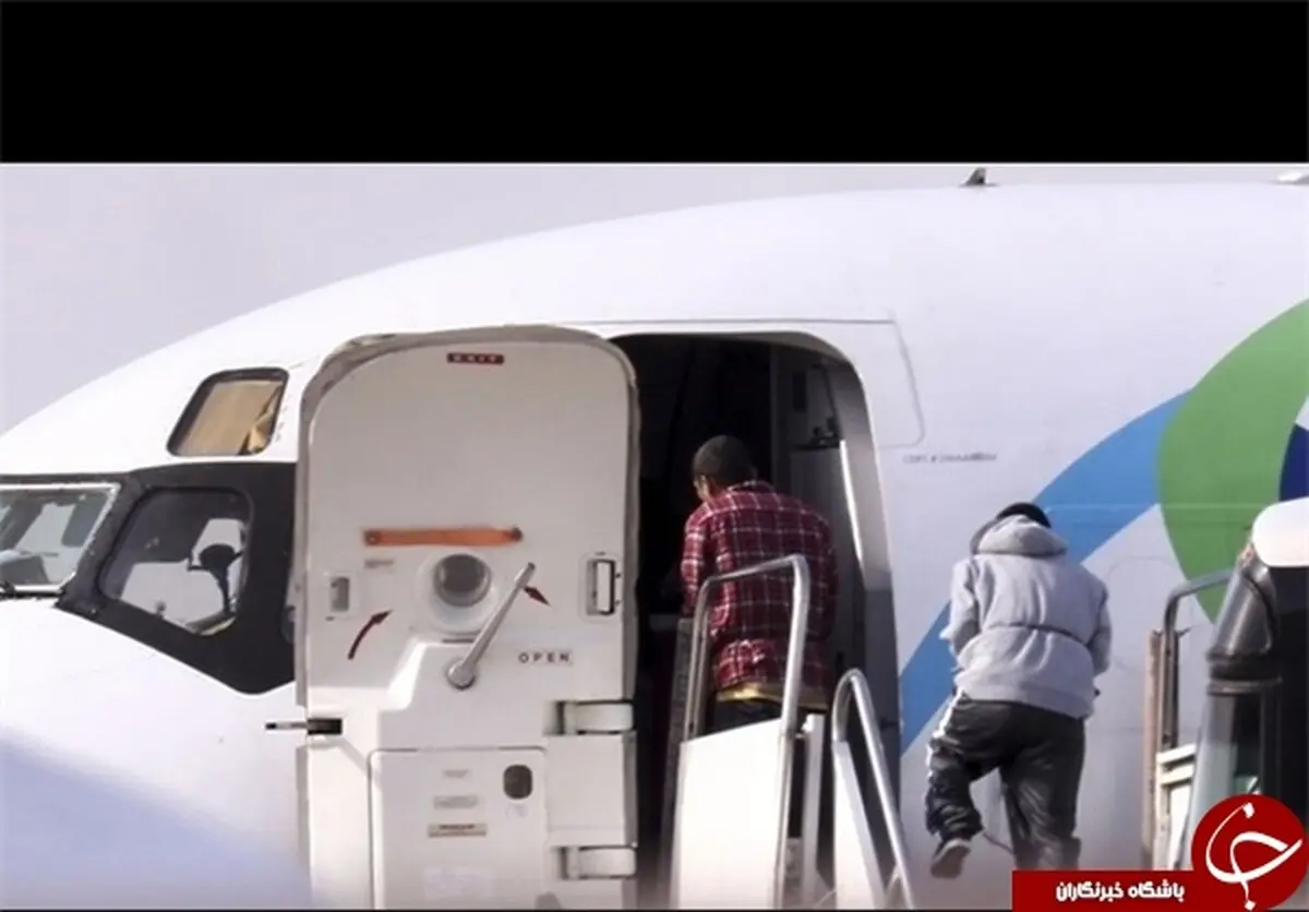 اخراج مهاجران «غیرقانونی» از آمریکا با غل و زنجیر!+ تصاویر