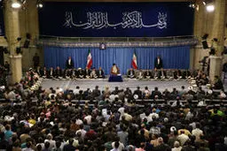 رهبر انقلاب: ملت ایران قدر انقلاب را دانست به استکبار اعتماد نکرد و پیشرفت کرد
