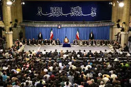 رهبر انقلاب: ملت ایران قدر انقلاب را دانست به استکبار اعتماد نکرد و پیشرفت کرد
