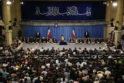 رهبر انقلاب: ملت ایران قدر انقلاب را دانست به استکبار اعتماد نکرد و پیشرفت کرد
