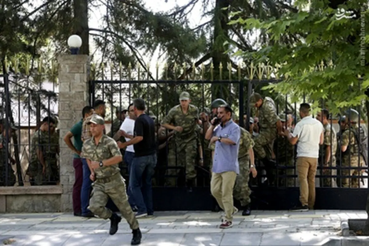 فرار سربازان ارتش ترکیه از پادگان‌‌ها/ تصاویر