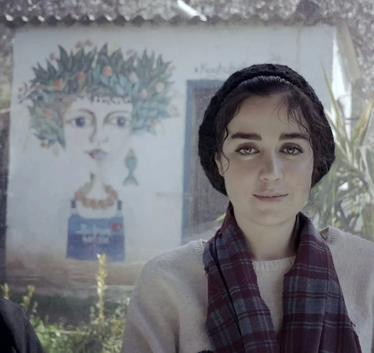 پرتره افسانه پاکرو بدون روسری