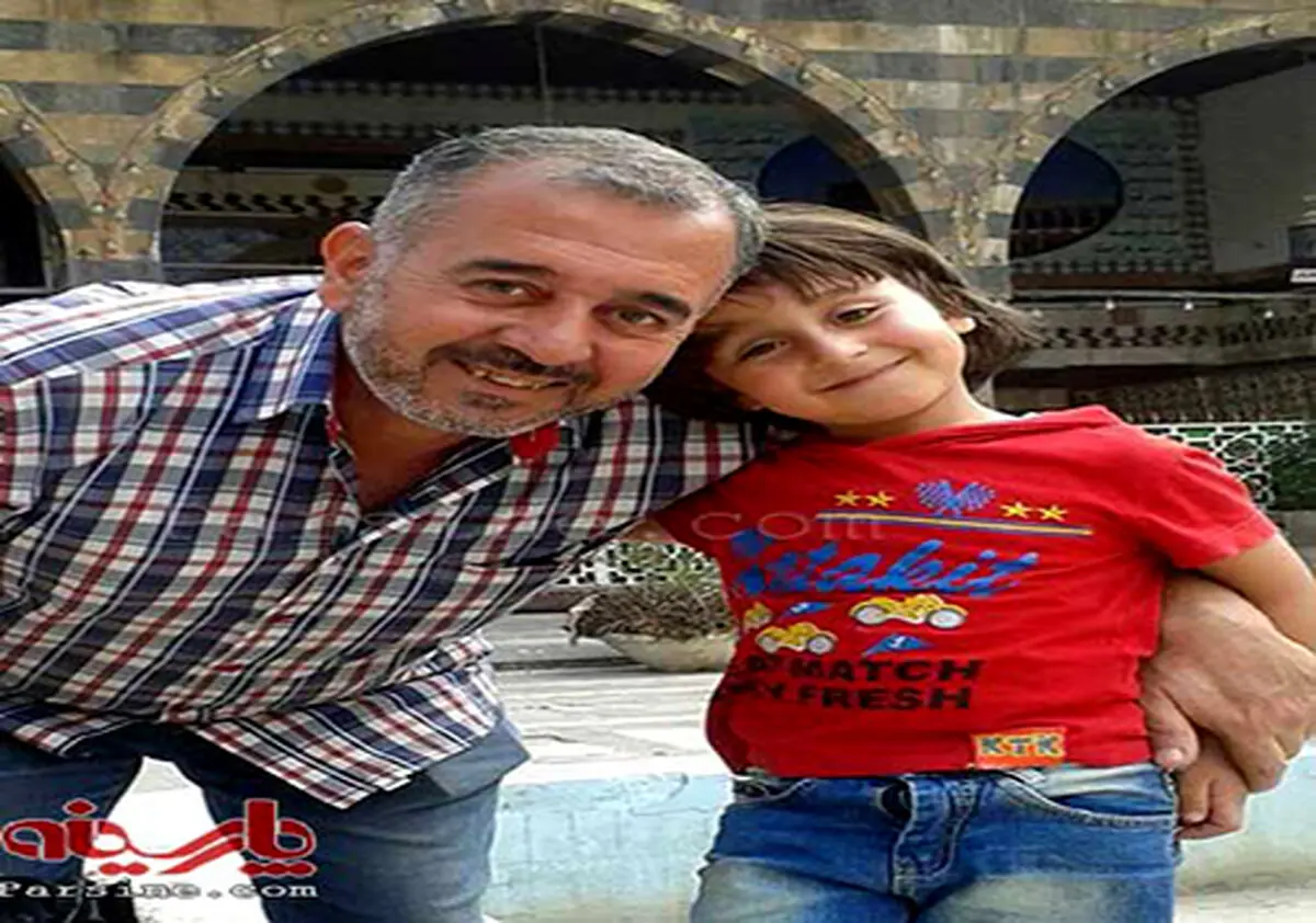 مهاجری که با لگد خبرنگار مجاری زمین خورد کیست؟/ عکس