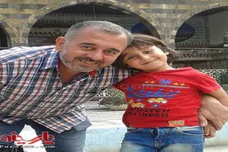 مهاجری که با لگد خبرنگار مجاری زمین خورد کیست؟/ عکس