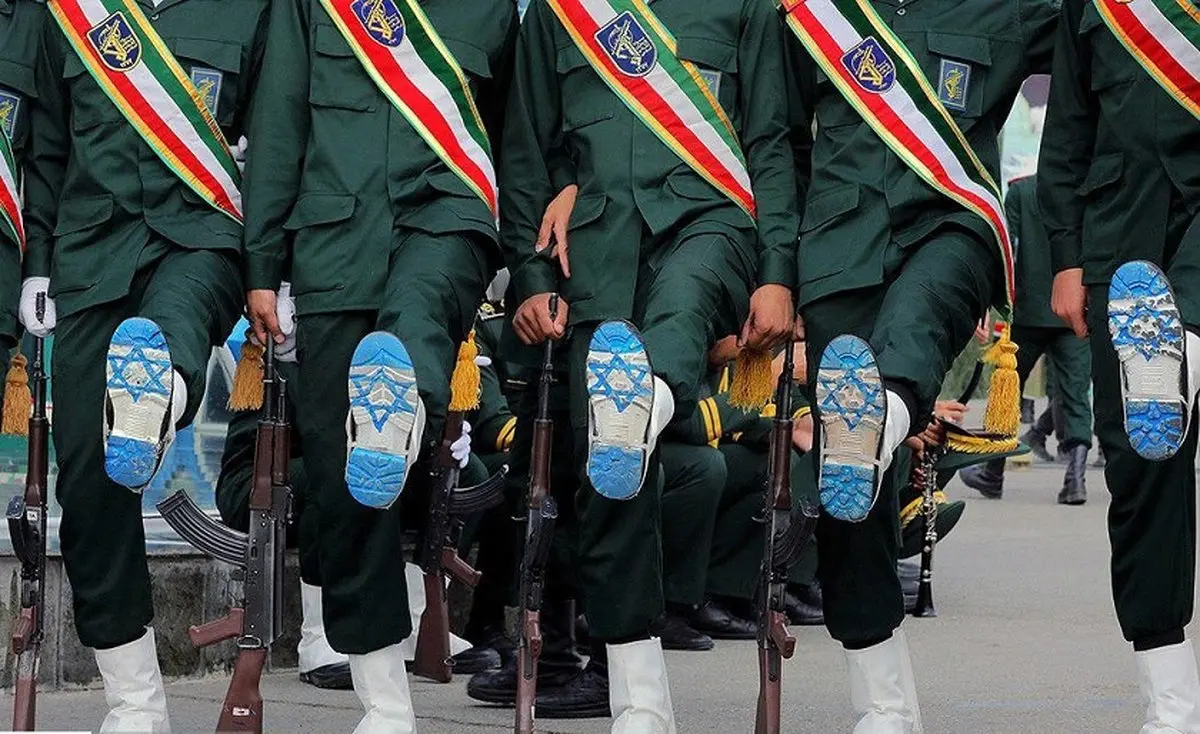 پرچم رژیم صهیونیستی زیر پوتین پاسداران در حضور رهبر انقلاب + عکس