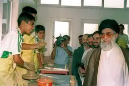 رهبر انقلاب در کارگاه سفالگری/ عکس