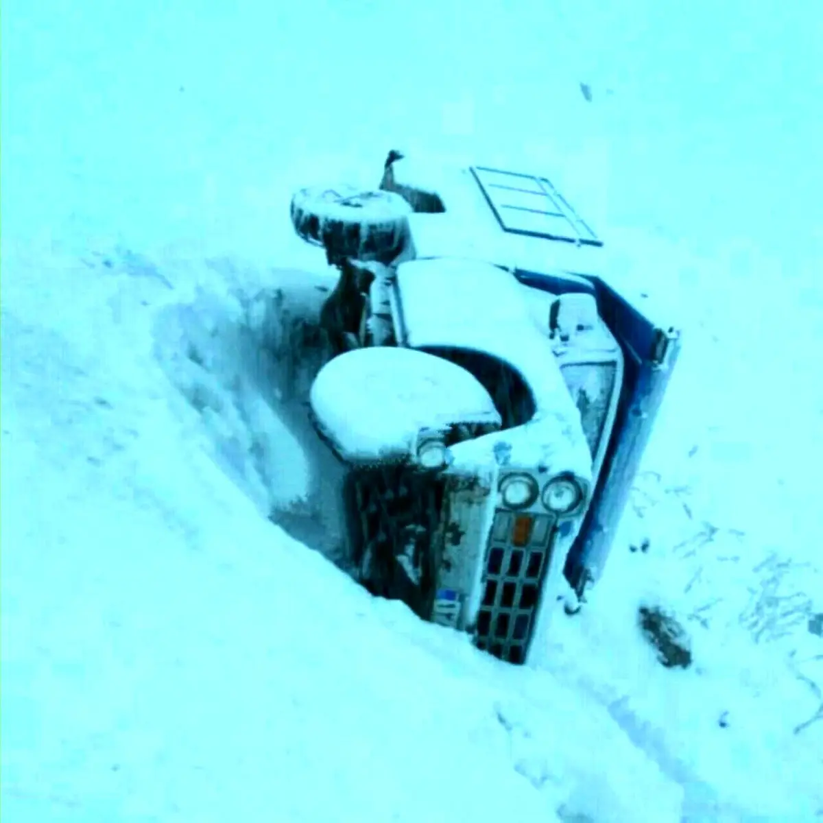 صحنه ی دلخراش واژگونی وانت نیسان / عکس