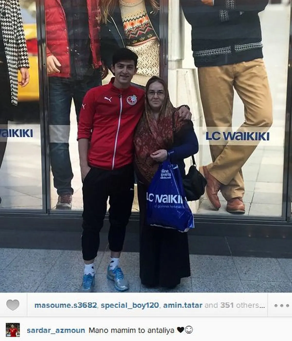 تصویر جالب از سردار آزمون و مادرش در آنتالیا