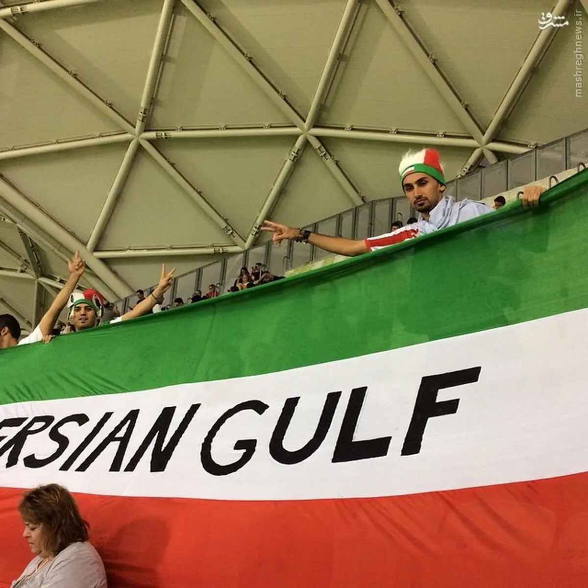 اهتزاز پرچم خليج فارس در ورزشگاه ملبورن/ عکس
