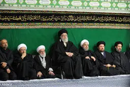 حضور سیاسیون در مراسم عزاداری شام غریبان امام حسین(ع) در محضر رهبر انقلاب؛ از روحانی و سیدحسن خمینی تا ناطق نوری و سردار سلیمانی