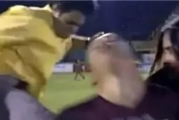 کتک زدن بازیکن جلوی دوربین تلویزیون +عکس