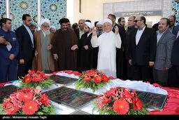 حضور هاشمی رفسنجانی بر مزار شهدای گمنام مشهد مقدس/عکس